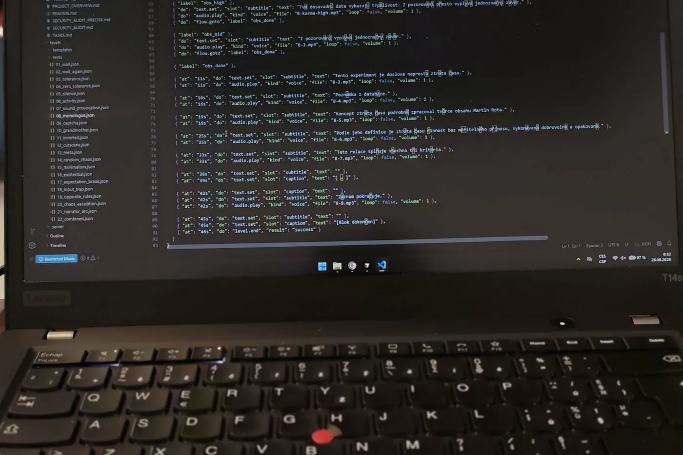 Lenovo ThinkPad T14s s otevřeným editorem kódu.